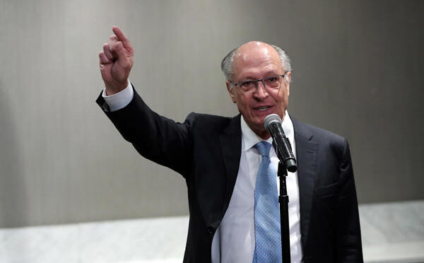 Alckmin concede horaria da Aeronáutica a aliados de Lula 
