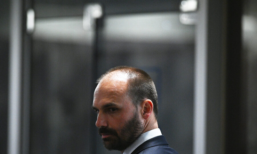 Moraes manda defensoria pública assumir defesa de Eduardo Bolsonaro