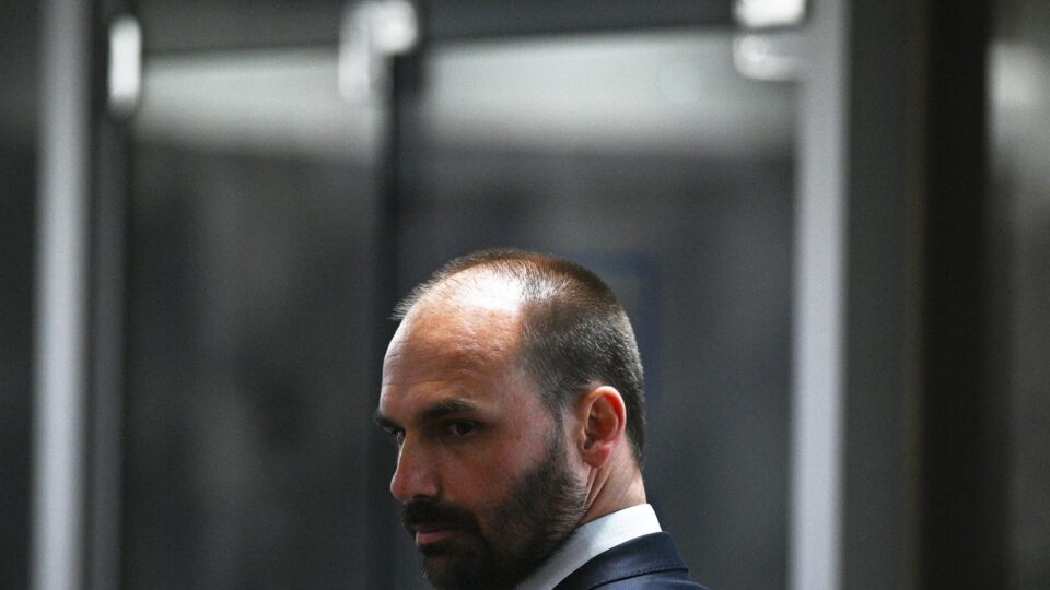 Eduardo Bolsonaro publica foto de carro que estaria monitorando sua família no Texas