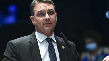 Flávio Bolsonaro explica post sobre tráfico na Baía de Guanabara