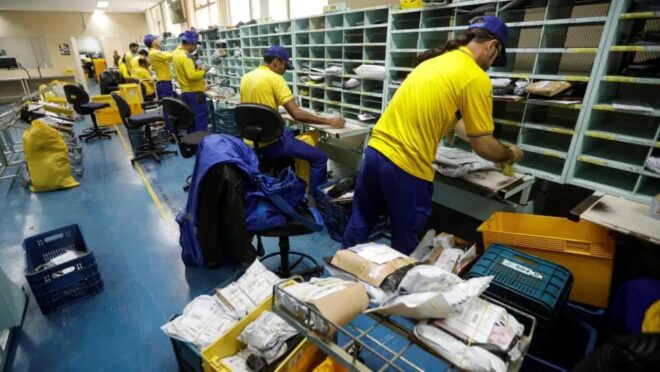 Colapso dos Correios pode gerar crise fiscal e favorecer ações da oposição contra Lula