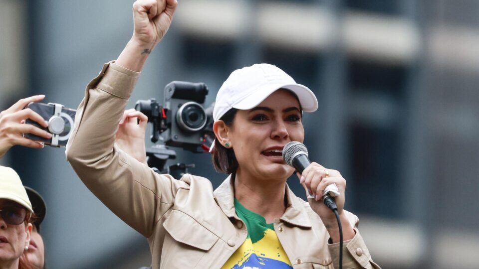 Michelle nega concorrer eleição e diz que rotina da família “foi profundamente abalada” após prisão de Bolsonaro