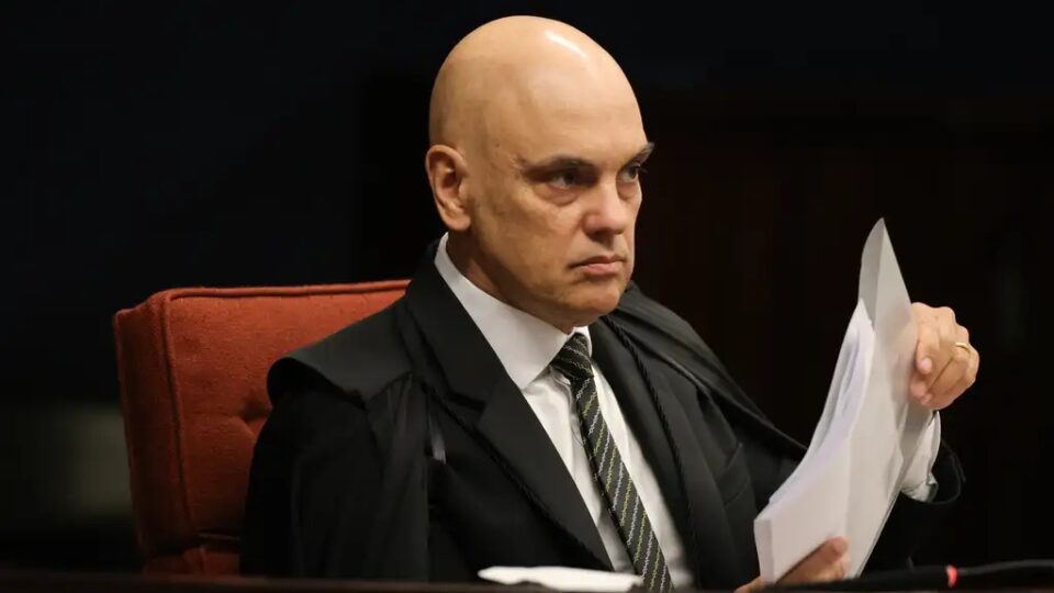 Moraes cobra explicações de Filipe Martins por perda de sinal de tornozeleira eletrônica