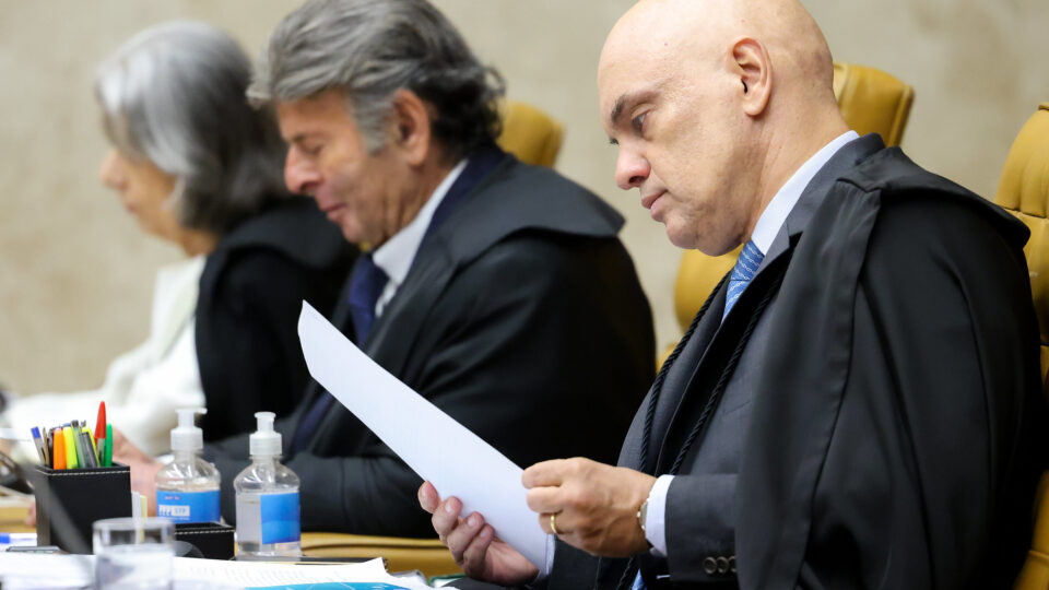 Em nova violação ao direito de defesa, Moraes usou precedente de 1956 para destituir advogados