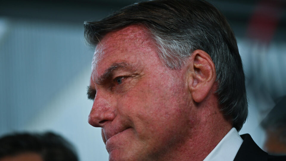 Bolsonaro pede autorização para comemorar aniversário de 15 anos da filha