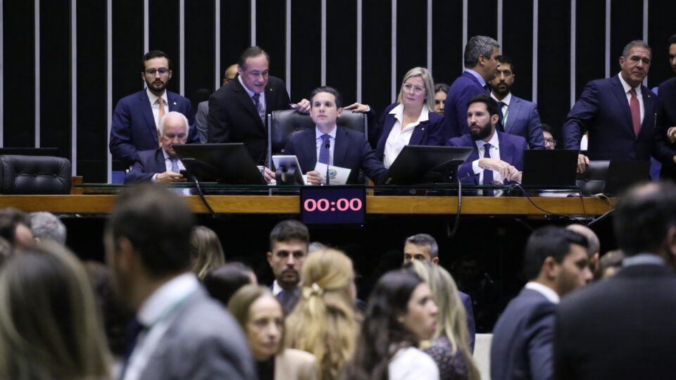 Câmara aprova urgência para analisar projeto que cria bancada cristã