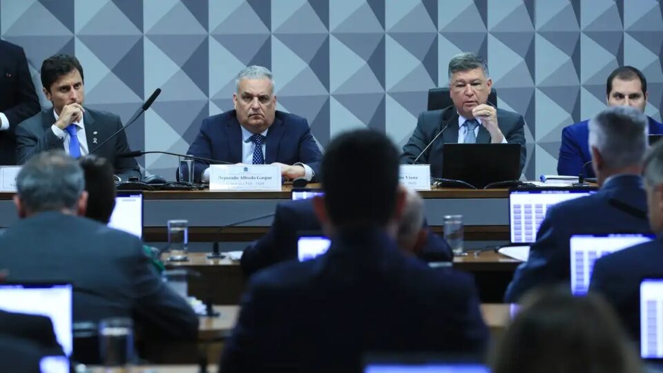 PT processa senadores e deputados por insultos a Lula e ao partido