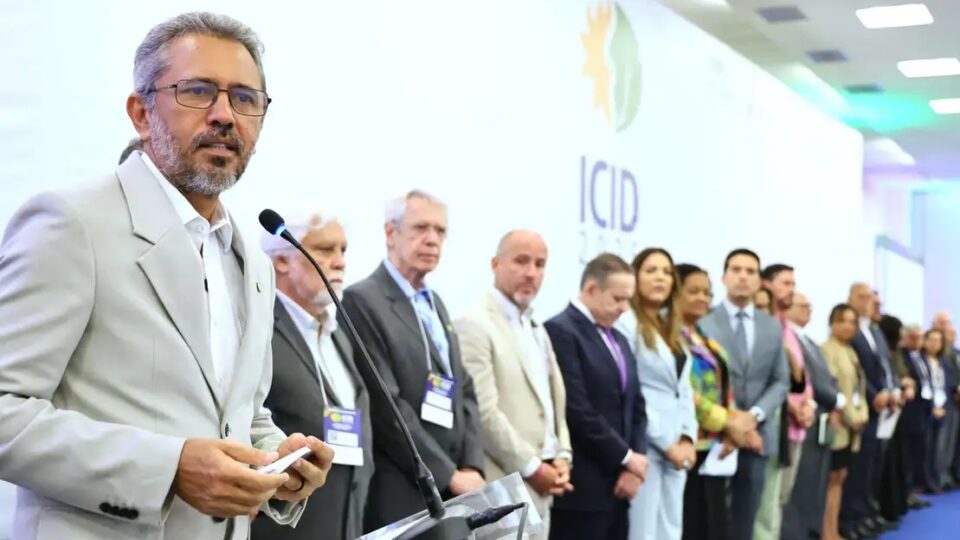 Governador petista do CE comemora operação que matou criminosos do CV e recebe apoio de Castro