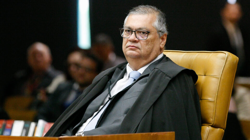 Dino ganha ação de R$ 1,2 milhão contra hospital por morte de filho; valor será doado