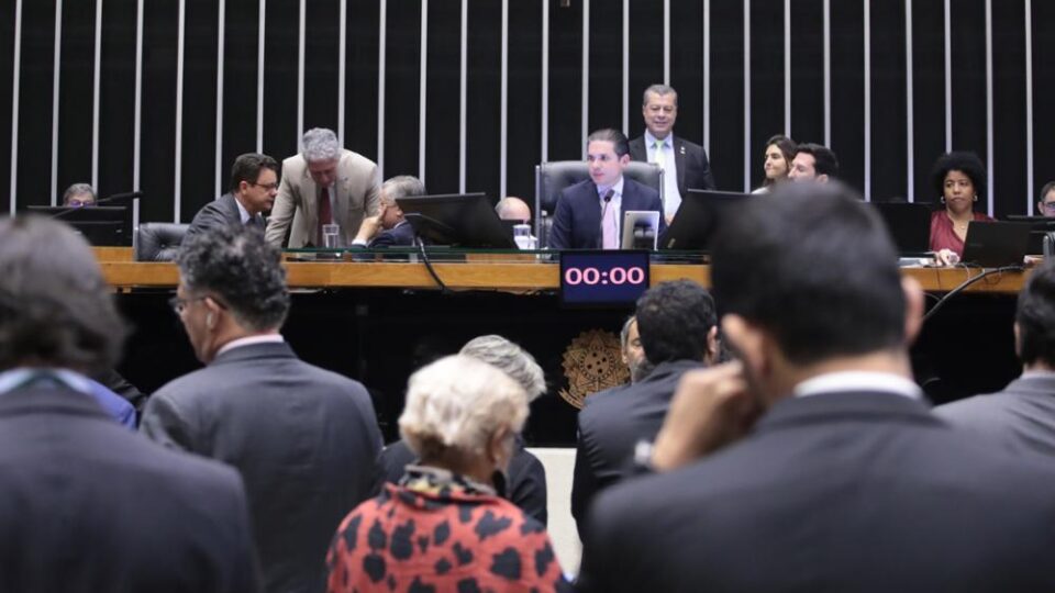 Câmara aprova projeto de licença menstrual de até dois dias por mês; texto vai ao Senado