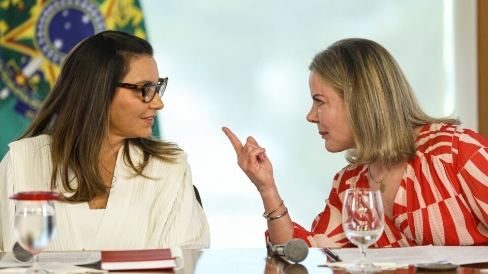 Gleisi ataca oposição por “perseguição política e preconceito” contra Janja