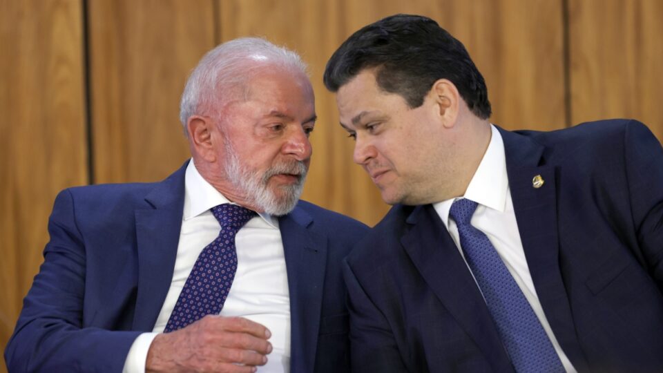 Alcolumbre salva governo de nova derrota às vésperas de votação de vetos
