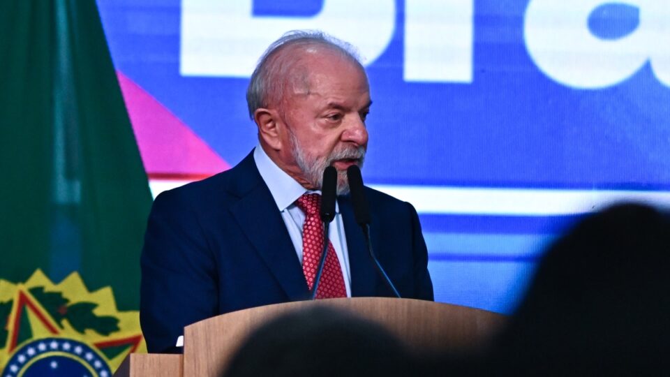 Lula acena a Trump, mas ataca direita e gastos militares em entrevista a jornal italiano