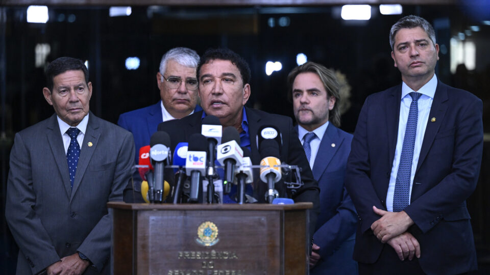 Oposição acusa STF de conluio com a esquerda e pede impeachment de Dino e Moraes