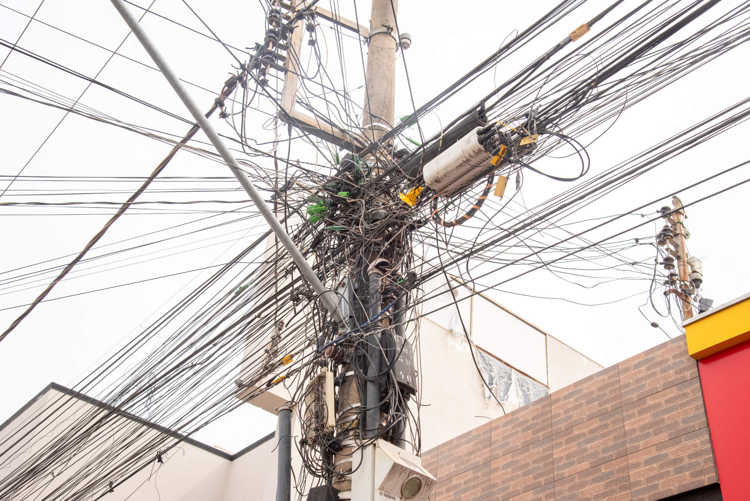 RISCO DE ACIDENTE Procon multa Energisa em R$ 370 mil por não retirar fiação sem uso dos postes Publicado em 23/01/26 às 07:56 PROCON