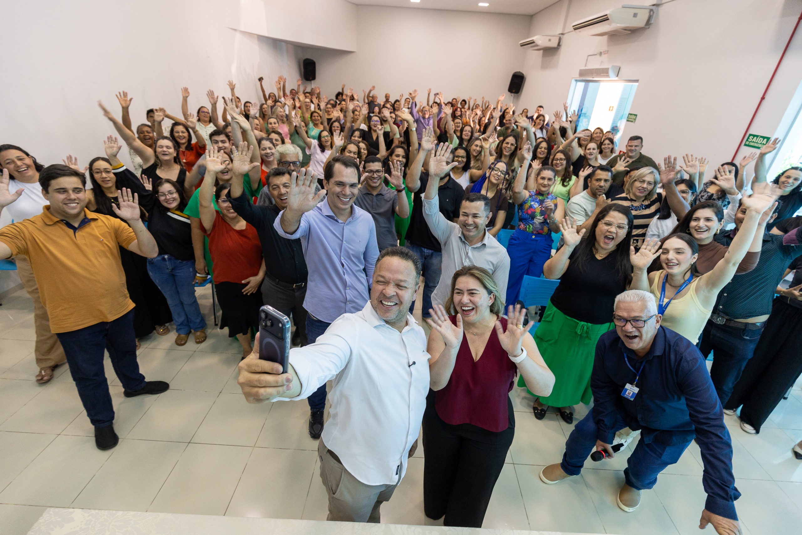CONCURSADOS Prefeito Cláudio Ferreira empossa 75 novos professores para rede municipal Publicado em 22/01/26 às 17:36 Prefeitura Municipal de Rondonópolis