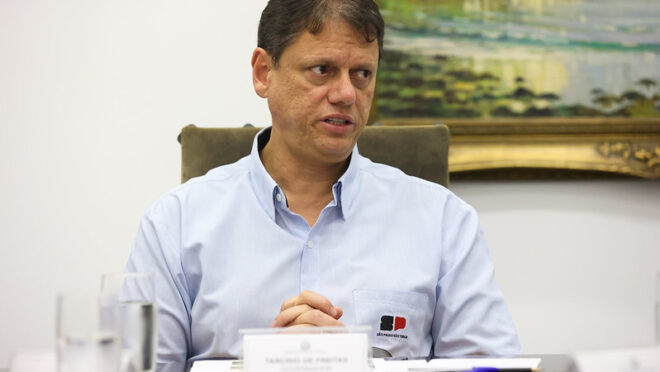 Moraes autoriza visita de Tarcísio a Bolsonaro na Papudinha
