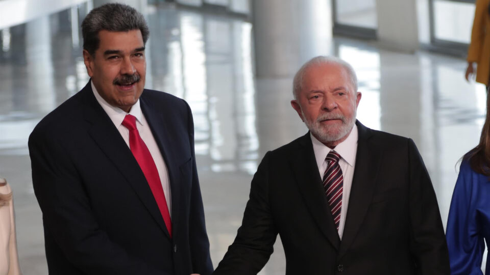 Apoio de governos do PT a Maduro afetou liderança regional e finanças do Brasil