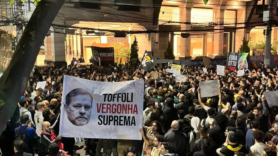 Manifestação diante do Master grita “Fora,Toffoli!” e pede delação de Vorcaro em SP