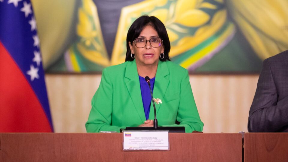 Nova ditadora da Venezuela prometeu cooperação aos EUA antes da captura de Maduro