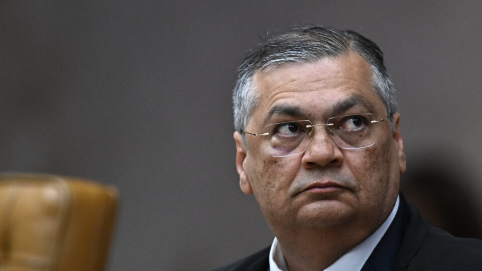 Dino vota contra execução de emendas parlamentares de Eduardo e Ramagem