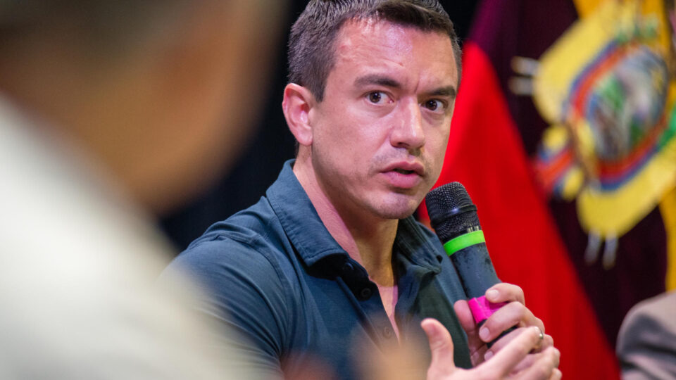 Equador anuncia tarifa de 30% à Colômbia por falta de cooperação antidrogas