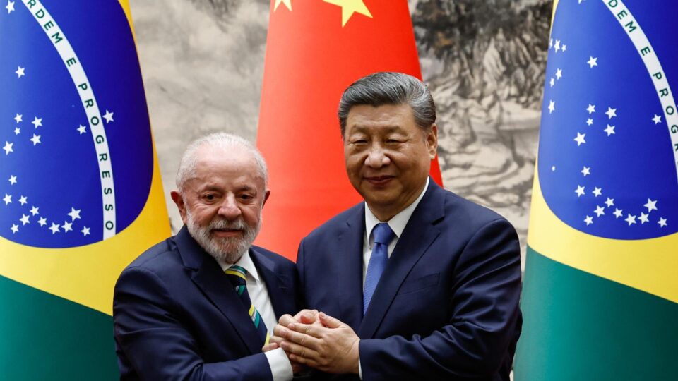 Em ligação com Lula, Xi pede que China e Brasil permaneçam “no lado correto da história”