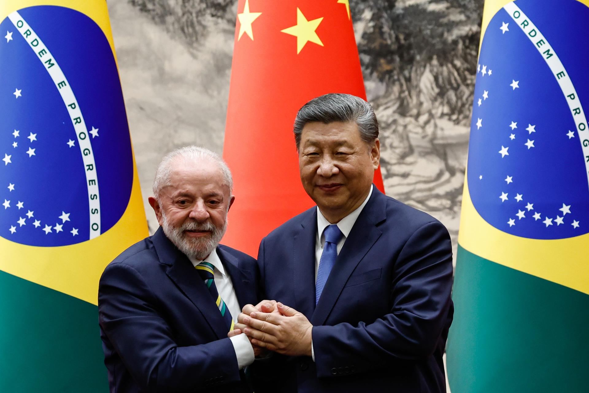 Lula anuncia isenção de vistos para cidadãos da China entrarem no Brasil