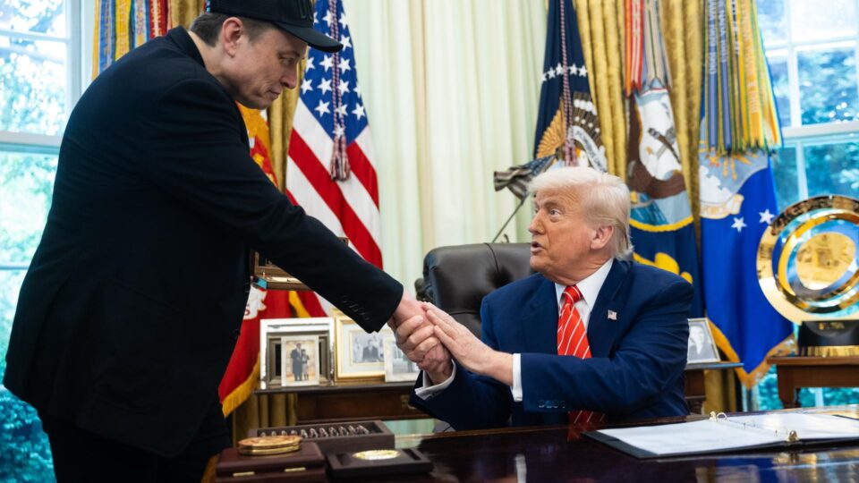 Trump avalia restabelecer internet no Irã com ajuda da Starlink de Musk