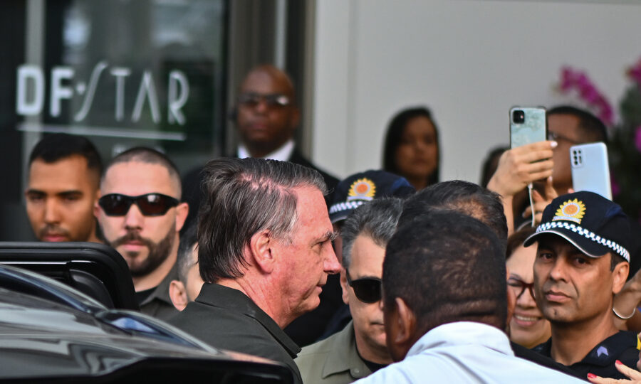 Bolsonaro vai a hospital após bater a cabeça