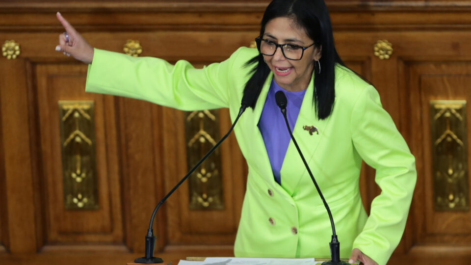 Ditadora interina da Venezuela diz estar “farta” de receber ordens dos EUA