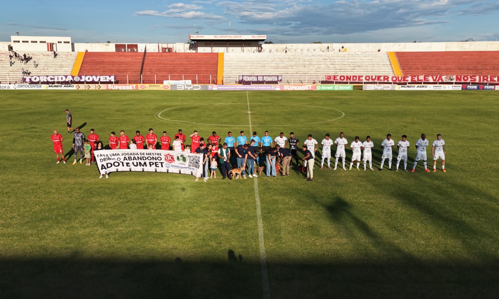 Animais e equipe do Cibear entram em campo com jogadores do União no Luthero Lopes – Prefeitura Municipal de Rondonópolis