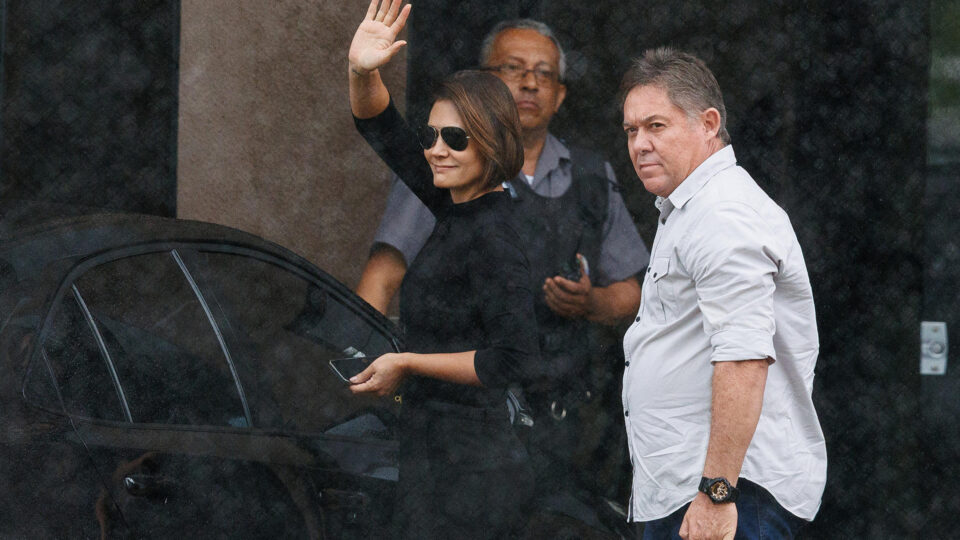 Michelle relata tonturas de Bolsonaro e vê “risco real” de ele sofrer nova queda