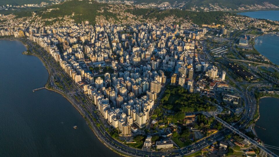 Florianópolis “ganha” nova ilha no papel com correção de erro histórico em mapa oficial