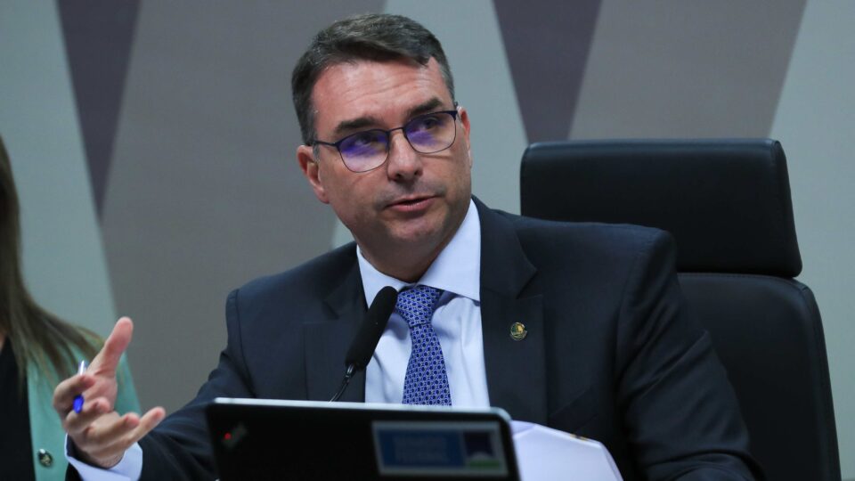 Em vídeo, Flávio Bolsonaro pede união da direita para resgatar o Brasil do “partido das trevas”