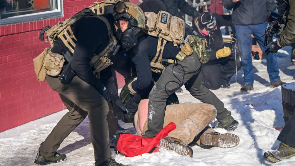 Homem é morto por agentes do ICE em Minneapolis; Trump critica governador pelo incidente