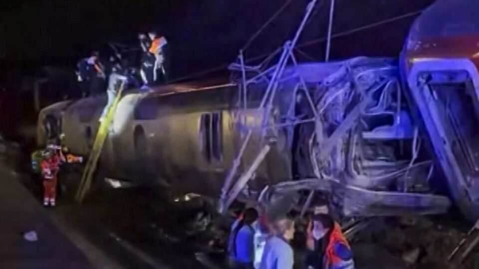 Trem de alta velocidade descarrila e deixa ao menos 39 mortos na Espanha