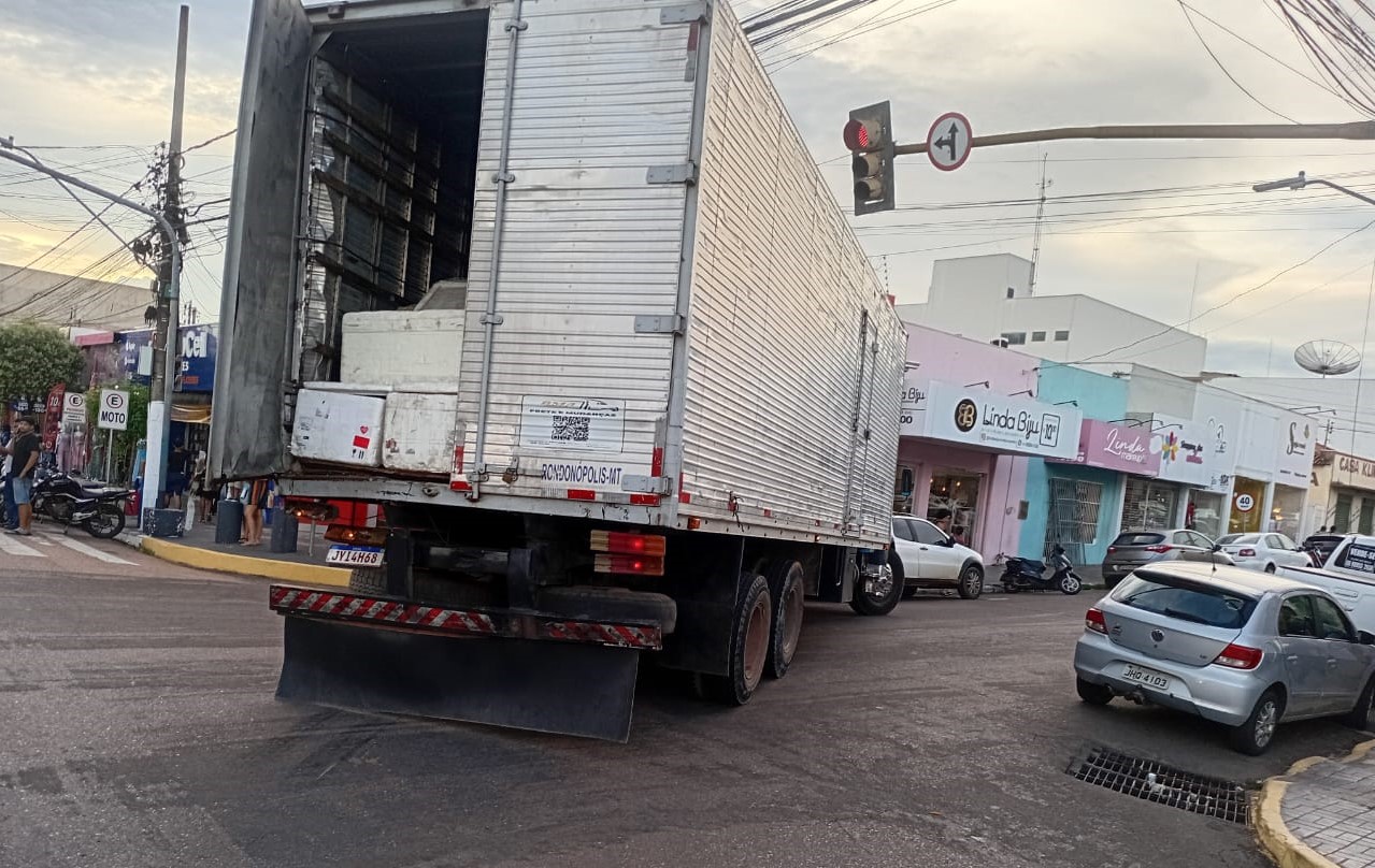 Semob reforça proibição da circulação de caminhões em vias do centro da cidade – Prefeitura Municipal de Rondonópolis