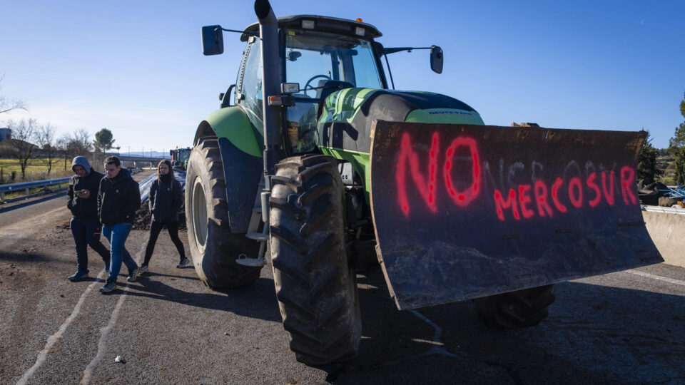 Agricultores europeus mantêm bloqueios em rodovias em protesto contra acordo UE-Mercosul