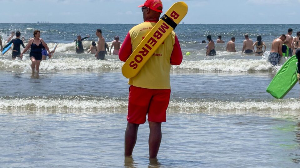 Como é o trabalho dos bombeiros na operação verão no Paraná