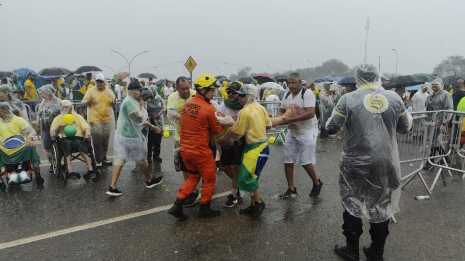 Políticos da Caminhada pela Liberdade só souberam de queda de raio no fim de ato no domingo