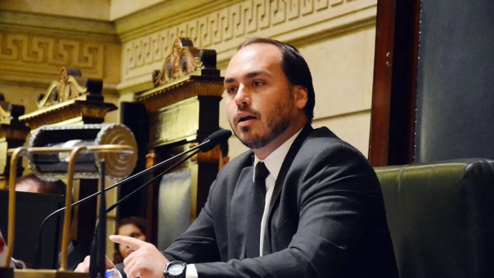 Carlos Bolsonaro diz ter aval do pai para concorrer ao Senado por SC