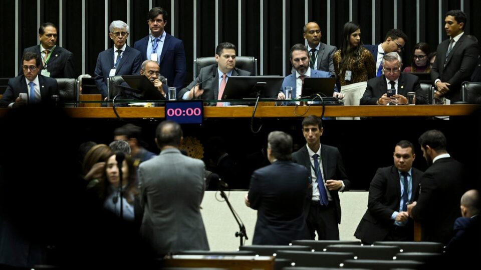 Janela partidária pressiona PL e amplia vantagem do Centrão para eleição de 2026