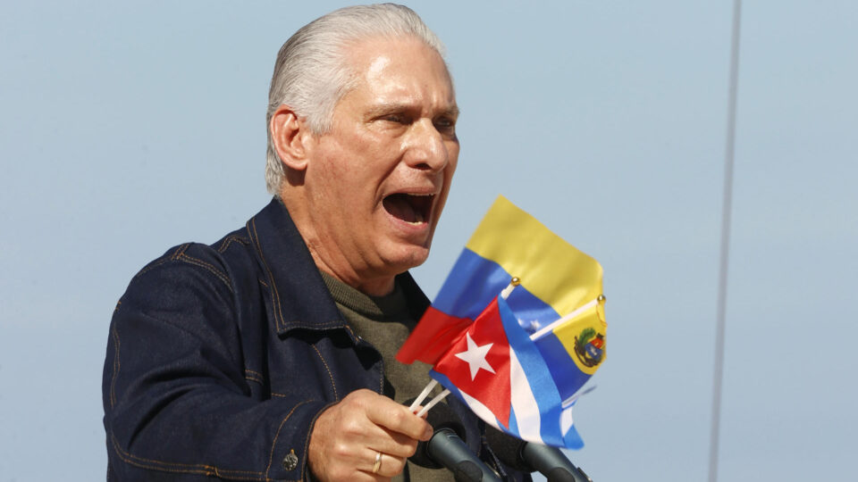 Artista é condenado a cinco anos de prisão por cartazes pedindo mudança e direitos humanos em Cuba