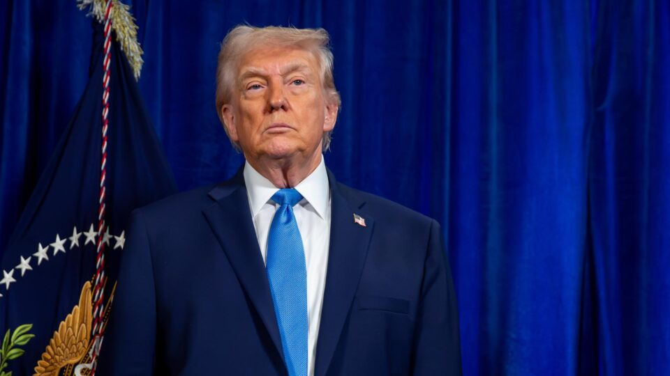 Trump cancela diálogo com Irã e incentiva “tomada das instituições”; total de mortos chega a 2 mil