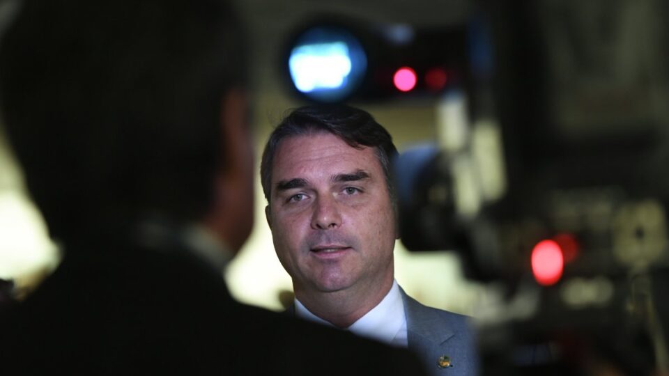 Flávio Bolsonaro diminui rejeição e se aproxima de Lula