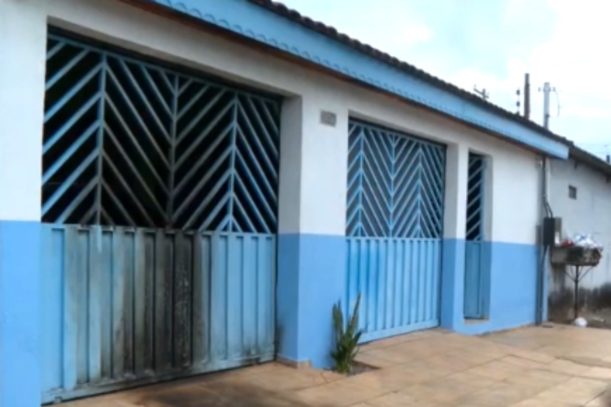 Homem é procurado por atear fogo numa casa em Cuiabá