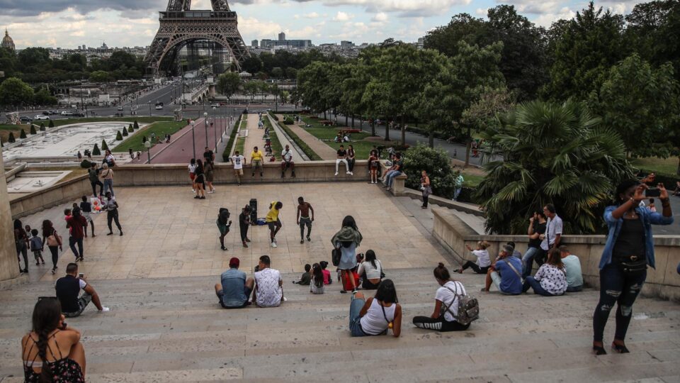 França tem mais mortes que nascimentos pela primeira vez desde a Segunda Guerra Mundial