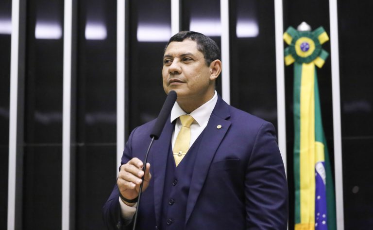 Comissão aprova proposta que triplica pena de crimes com arma de fogo roubada de agente de segurança