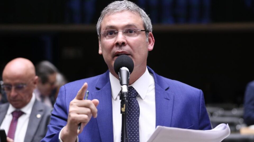 Lindbergh fala em “fases” de suposto atentado à soberania em denúncia contra Flávio, Eduardo e Nikolas